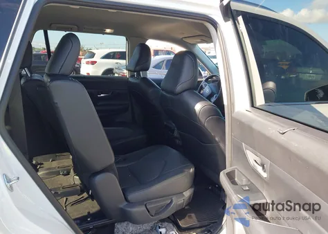 2024 Toyota Grand Highlander Xle z USA, uszkodzony, nr VIN 5TDAAAA55RS015007